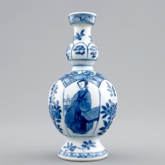 Een klein Chinees blauw-wit vaasje, Kangxi