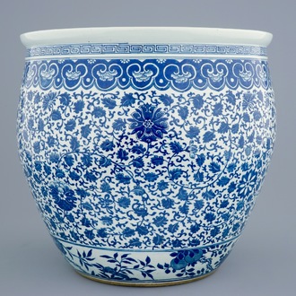 Een Chinese blauw-witte viskom met decor van bloemenslingers, 19e eeuw