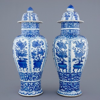 Een paar grote blauw-witte Chinese dekselvazen, Kangxi
