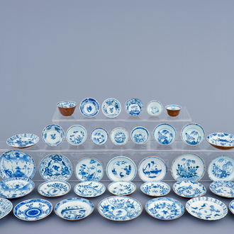 Een lot van 13 koppen en 29 schotels in blauw-wit Chinees porselein op capucijn bruine fondkleur, 18/19e eeuw