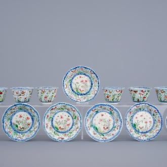 Een lot van 6 Chinese famille verte koppen en 7 schotels met decor van hanen, Kangxi