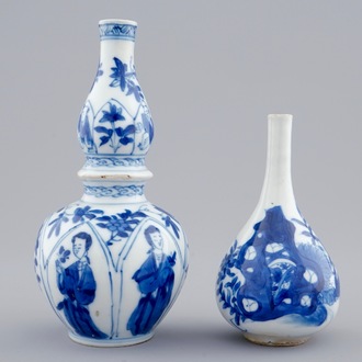 Twee kleine Chinese blauw-witte vaasjes, Kangxi