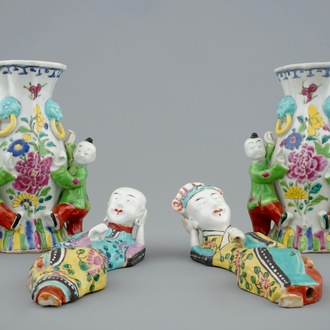 Twee paar figuratieve Chinese famille rose muurvaasjes, Qianlong, 18e eeuw