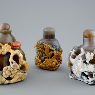 Een lot van 3 Chinese snuifflessen in agaat, 20e eeuw