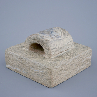 Een Chinese zegelstempel in gevlekte jade, 19/20e eeuw