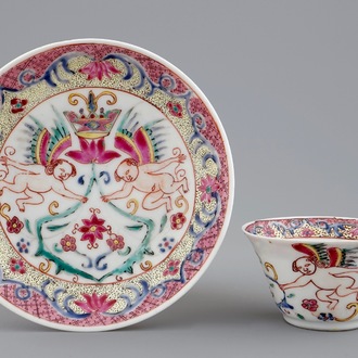 Een Chinese famille rose kop en schotel met gevleugelde putti, Yongzheng/Qianlong, 18e eeuw