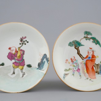 Een paar Chinese famille rose schoteltjes met voorstellingen van Europeanen, Qianlong/Jiaqing, 18/19th C.