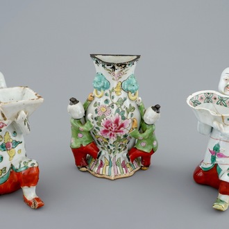 Twee Chinese famille rose figuren en een muurvaasje, 18/19e eeuw