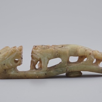 Een Chinese riemhaak in gespikkelde jade, 20e eeuw