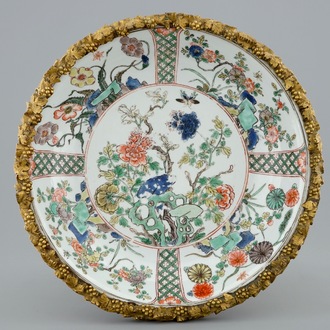 Een Chinees famille verte bord met een verguld bronzen montuur, Kangxi