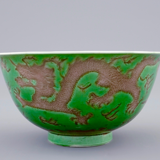 Een Chinese drakenkom met decor in groen en aubergine, Kangxi merk en periode