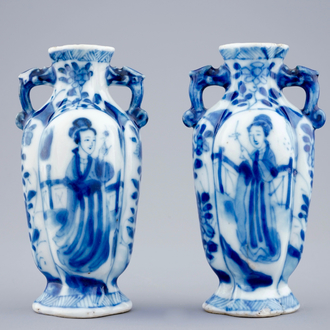 Een paar Chinese blauw-witte vaasjes met lange Lijzen, Kangxi