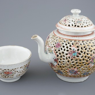 Een dubbelwandige Chinese famille rose theepot en kom met ajour decor, Qianlong, 18e eeuw