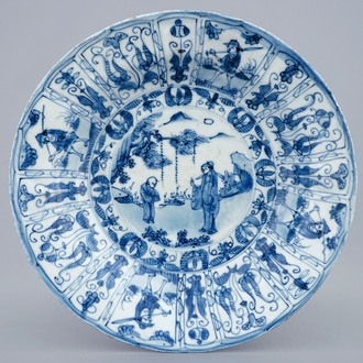 Een Chinees blauw-wit bord met personages, Ming Dynastie, midden 17e eeuw