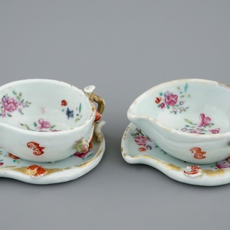 Een paar Chinese famille rose bladvormige koppen en schotels, Qianlong, 18e eeuw