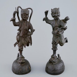 Een paar Chinese bronzen mythologische figuren, Ming Dynastie
