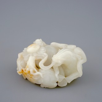 Een Chinese gesculpteerde groep van drie rammen in witte jade, 19/20e eeuw