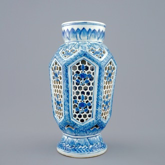Een Chinese blauw-witte dubbelwandige opengewerkte vaas, Transitie periode, 1620-1683