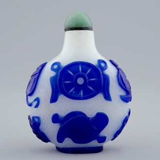 Een Chinees snuifflesje in meerlagig blauw-wit glas, 19e eeuw