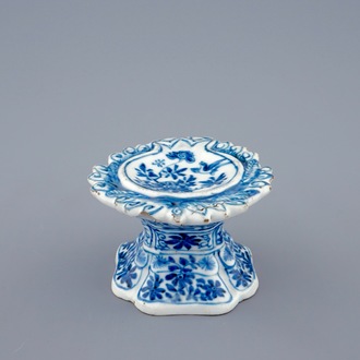Un saleron en porcelaine de Chine bleu et blanc pour l'export, Kangxi