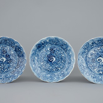 Een set van 3 Chinese blauw-witte borden, Transitie periode, 1620-1683