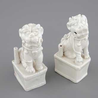 Een paar Chinese Dehua blanc de Chine wierookhouders met een boeddhistische leeuw, 18/19e eeuw