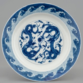 Une assiette aux dragons en porcelaine de Chine bleu et blanc, Kangxi