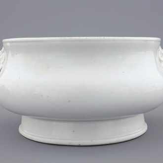 Een ronde Chinese wierookbrander in blanc de Chine, Kangxi