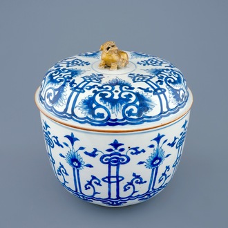 Un pot couvert en porcelaine de Chine bleu et blanc, Kangxi