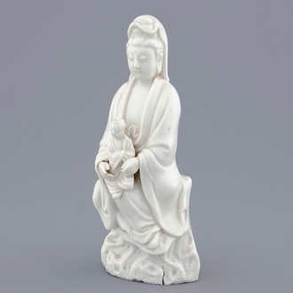 Een Chinese Dehua blanc de Chine figuur van Guanyin met kind, 19e eeuw