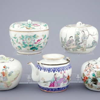 Een Chinese famille rose theepot en 4 dekselpotten, 19/20e eeuw
