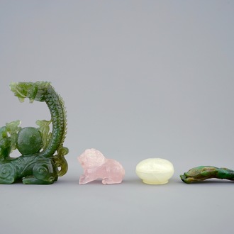 Vier diverse Chinese snijwerkjes in jadeiet, quartz en andere gesteentes, 19/20e eeuw