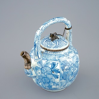 Een blauw-witte Chinese wijn- of theepot met zilveren montuur, Ming Dynastie, Wanli, 1573-1619