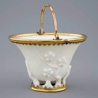 Een Chinees blanc de Chine kopje met verguld bronzen montuur, Kangxi
