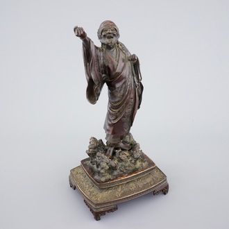 Een fijne Japanse bronzen figuur van een wijze op een basis, Meiji, 19e eeuw