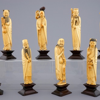 Een set van 8 Chinese ivoren figuren van onsterfelijken op houten sokkels, 19e eeuw