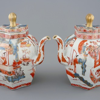 Een fraai paar grote Chinese Imari-stijl theepotten met deksels, Kangxi