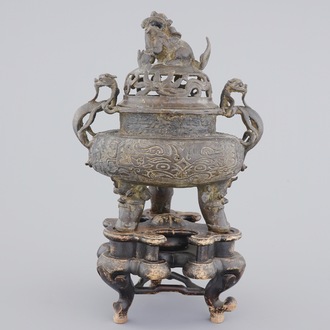 Een grote Chinese bronzen wierookbrander op sokkel, 17/18e eeuw