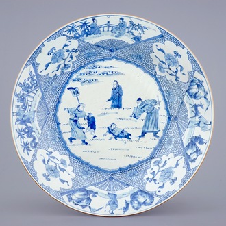 Een kapitale blauw-witte Chinese schotel met decor van een lijstraf, Yongzheng/Qianlong
