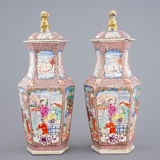 Een paar hexagonale Chinese famille rose dekselvazen met mandarijns decor, 18e eeuw