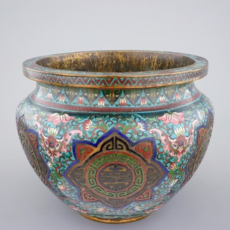 Een Chinese cloisonné jardinière, 18/19e eeuw
