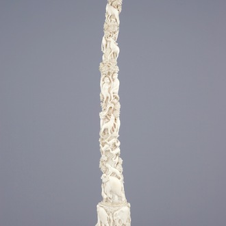 Een grote ivoren sculptuur met dieren en gebladerte, India, ca. 1900