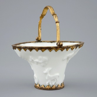 Een Chinese blanc de Chine kop met verguld bronzen montuur, Kangxi