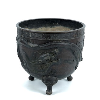 Een grote Japanse bronzen cachepot met reliëfdecor van een draak en een phoenix, Meiji, 19e eeuw