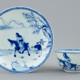 Een Chinese blauw-witte kop en schotel met een wijze op een ezel, Kangxi