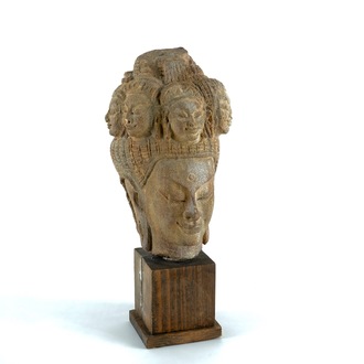 Een Sino-Tibetaans hoofd van Avalokiteshvara in gesculpteerde steen