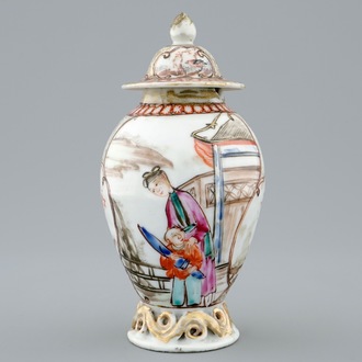 Een Chinese theebus met deksel met mandarijns decor, Qianlong, 18e eeuw