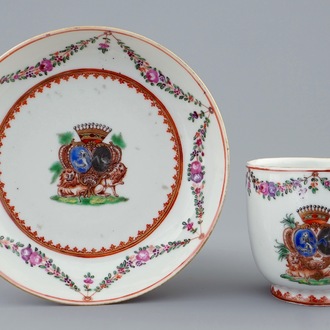 Een Chinese famille rose kop en schotel met wapenschild, Qianlong, 18e eeuw