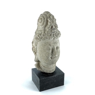 Een Sino-Tibetaans hoofd van Guanyin in gesculpteerde steen