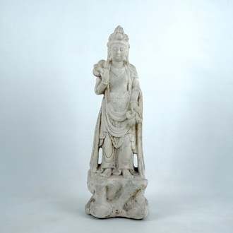 Een Chinese figuur van een vrouwelijke onsterfelijke in wit marmer